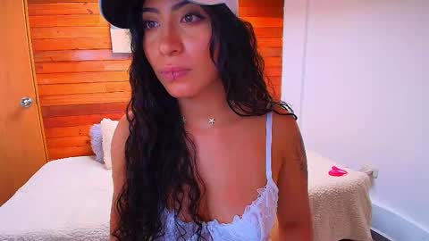 Snapshot of amber_curly chatting on 09.24.25 amber_curly online show from 09.24.25