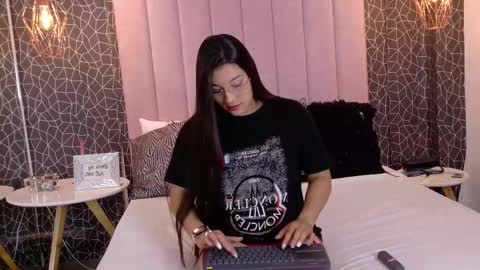 Snapshot of amberfiori_ chatting on 11.24.25 Amber online show from 11.24.25