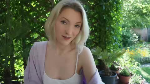 Snapshot of ameliawhitex chatting on 05.20.26 Call me Pixie or Amy xxx online show from 05.20.26