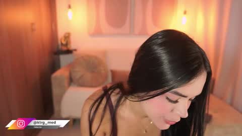 Snapshot of amelie_gonzalez chatting on 11.19.25 online show from 11.19.25