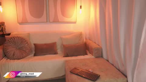 Snapshot of amelie_gonzalez chatting on 11.24.25 online show from 11.24.25