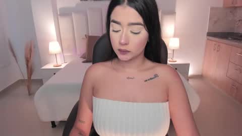Amelie Jons online show from 10.04.25