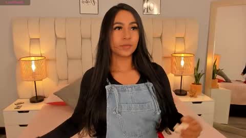 Snapshot of ameliebelle_ chatting on 10.22.25 Amelie online show from 10.22.25