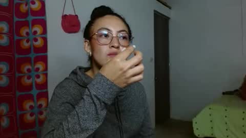 Snapshot of amitlu_ chatting on 10.27.25 amitlu_ online show from 10.27.25