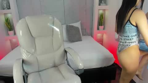 Snapshot of amycolman_ chatting on 11.07.25 amy online show from 11.07.25