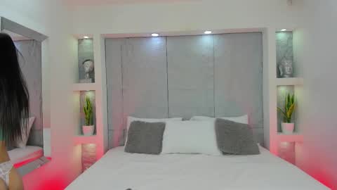 Snapshot of amycolman_ chatting on 11.11.25 amy online show from 11.11.25