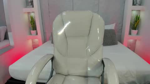 Snapshot of amycolman_ chatting on 11.13.25 amy online show from 11.13.25