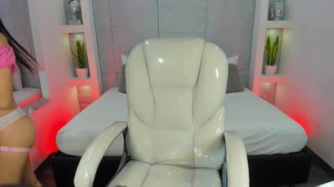 Snapshot of amycolman_ chatting on 11.24.25 amy online show from 11.24.25