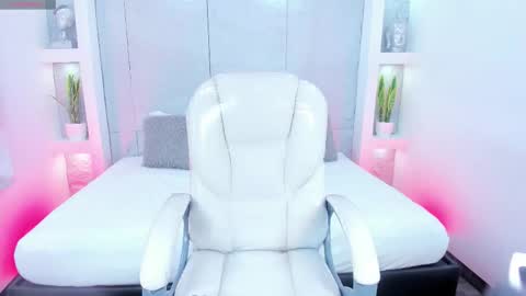 Snapshot of amycolman_ chatting on 11.25.25 amy online show from 11.25.25