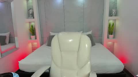 Snapshot of amycolman_ chatting on 12.02.25 amy online show from 12.02.25