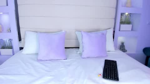 Snapshot of amycolman_ chatting on 12.15.25 amy online show from 12.15.25