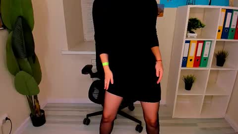 Snapshot of ana_mills chatting on 10.18.25 Ana online show from 10.18.25