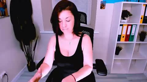 Snapshot of ana_mills chatting on 10.30.25 Ana online show from 10.30.25