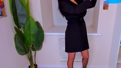 Snapshot of ana_mills chatting on 11.21.25 Ana online show from 11.21.25