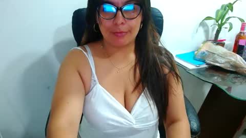 Snapshot of anaids_dam chatting on 12.25.24 anaids online show from 12.25.24