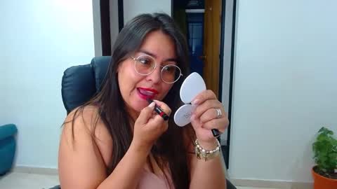 Snapshot of anaids_dam chatting on 01.11.25 anaids online show from 01.11.25