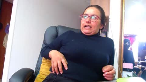 Snapshot of anaids_dam chatting on 09.11.25 anaids online show from 09.11.25