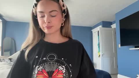 Snapshot of andreaelizabethxo chatting on 09.18.25 Andrea Elizabeth online show from 09.18.25