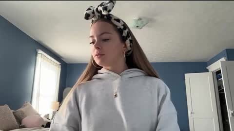 Snapshot of andreaelizabethxo chatting on 10.17.25 Andrea Elizabeth online show from 10.17.25
