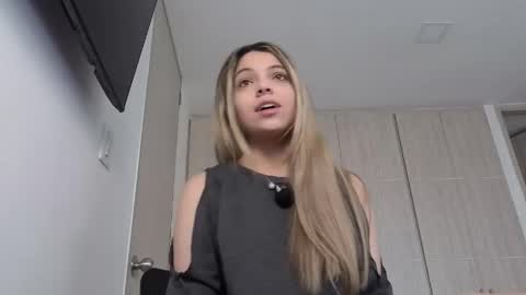 Snapshot of andreau_19 chatting on 04.24.26 andreau 19 online show from 04.24.26