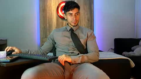 Snapshot of andrew_elliot chatting on 11.08.25 Andrew online show from 11.08.25