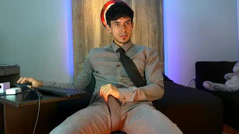 Snapshot of andrew_elliot chatting on 11.25.25 Andrew online show from 11.25.25