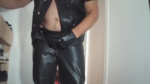 Snapshot of andrex_leather chatting on 05.31.26 andrex_leather online show from 05.31.26