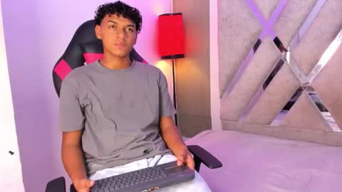 andy_jones7 online show from 10.10.25