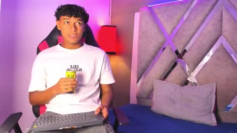 andy_jones7 online show from 10.12.25