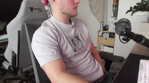 Snapshot of andycandy1994 chatting on 11.13.25 andycandy1994 online show from 11.13.25