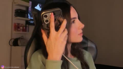 Snapshot of anelisse_ chatting on 11.11.25 online show from 11.11.25