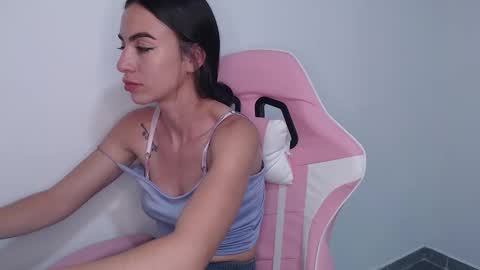 Snapshot of angel_girl10 chatting on 10.28.25 Angel Girl online show from 10.28.25