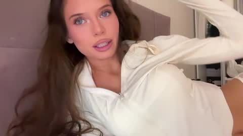 isia online show from 04.17.26