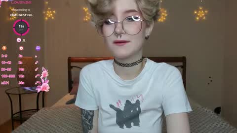 Snapshot of angel_julles chatting on 11.06.25 Angel Dust online show from 11.06.25