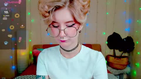 Snapshot of angel_julles chatting on 11.15.25 Angel Dust online show from 11.15.25