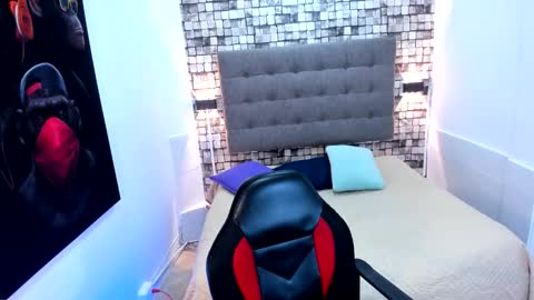 Snapshot of angel_silverr chatting on 12.17.25 Angel Silver online show from 12.17.25