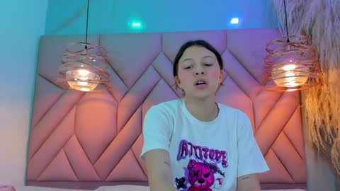 Snapshot of angelaa_cute chatting on 01.10.25 ANGELA online show from 01.10.25