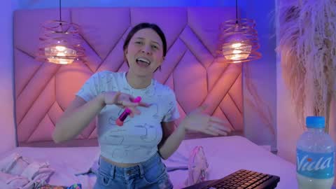 Snapshot of angelaa_cute chatting on 02.01.25 ANGELA online show from 02.01.25