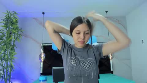 Snapshot of angelaa_cute chatting on 09.29.25 ANGELA online show from 09.29.25