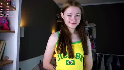 Snapshot of angelabalay chatting on 12.20.25 Mary online show from 12.20.25