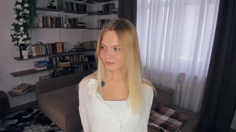 Snapshot of angelinahass chatting on 03.25.26 Alice WOW online show from 03.25.26