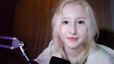 Snapshot of angelkortright chatting on 12.18.25 Marry online show from 12.18.25