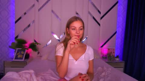 Snapshot of angelleyess chatting on 10.07.25 angelleyess online show from 10.07.25