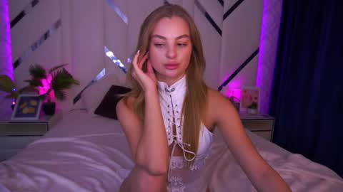 Snapshot of angelleyess chatting on 10.17.25 angelleyess online show from 10.17.25