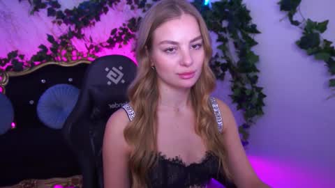 Snapshot of angelleyess chatting on 11.12.25 angelleyess online show from 11.12.25