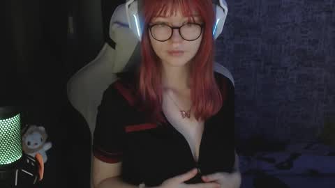 Snapshot of angellmarel chatting on 12.17.25 Anora online show from 12.17.25