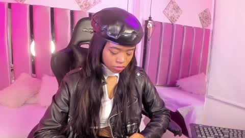 Snapshot of angelsmia_ chatting on 09.30.25  MIA available content ask online show from 09.30.25