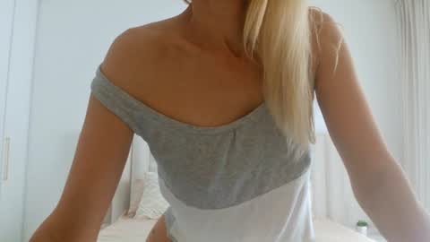 Snapshot of angelsquirting chatting on 06.20.26 Alesia online show from 06.20.26