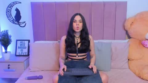 Snapshot of angiegriffin chatting on 01.02.25 Milo ---- online show from 01.02.25