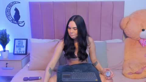 Snapshot of angiegriffin chatting on 02.08.25 Milo ---- online show from 02.08.25